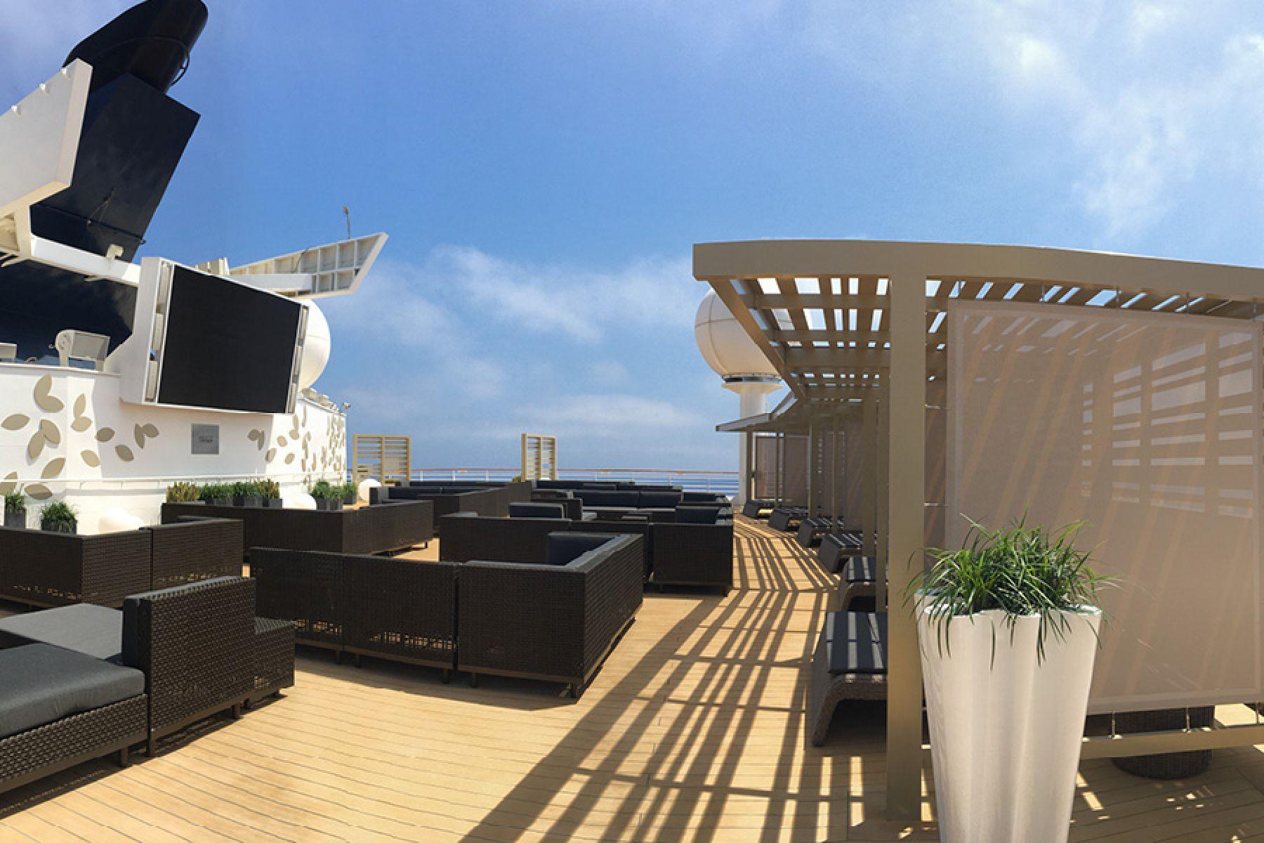 кино под звёздами на борту Celebrity Constellation