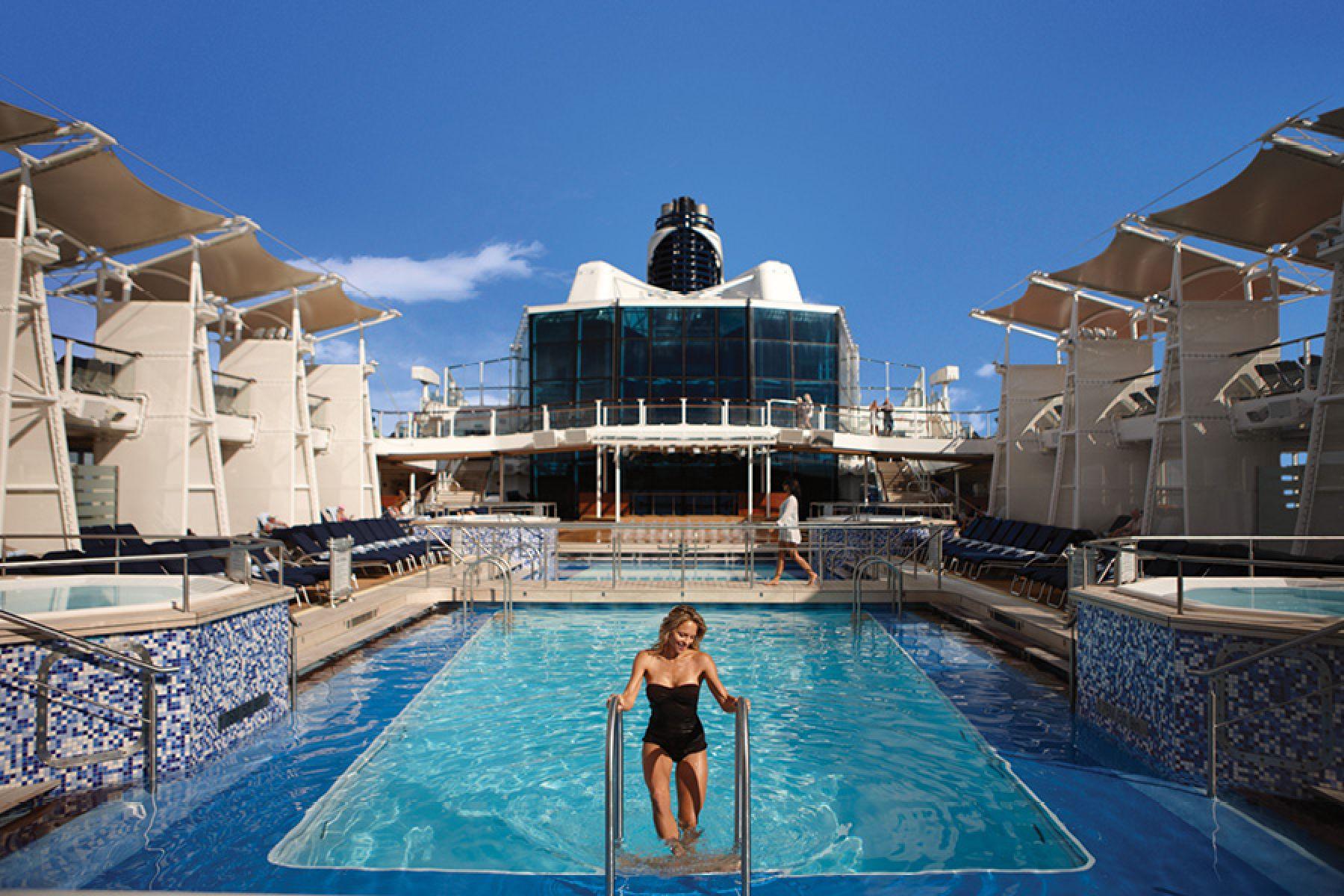 бассейн на лайнере Celebrity Equinox