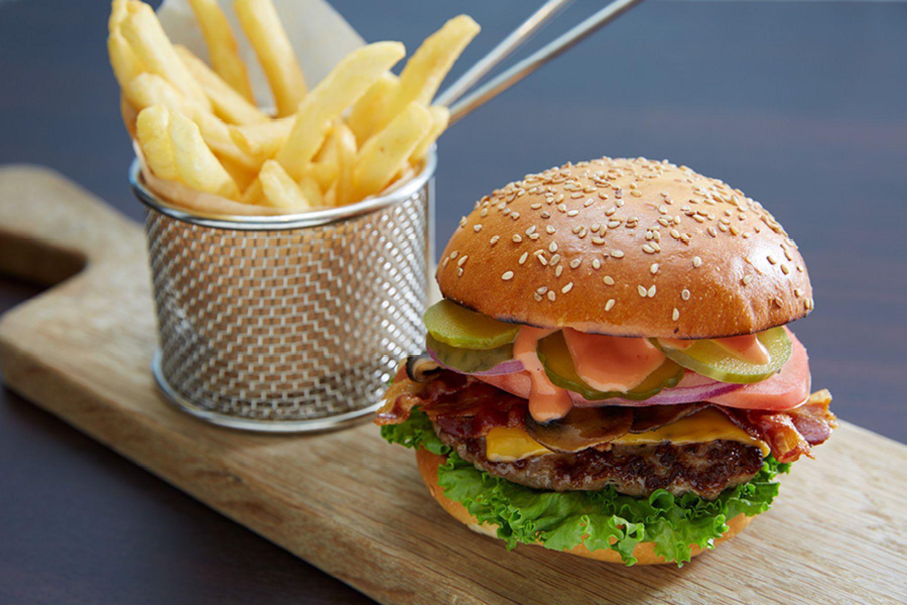 Бургеры в Mast Grill на борту Сelebrity Millennium