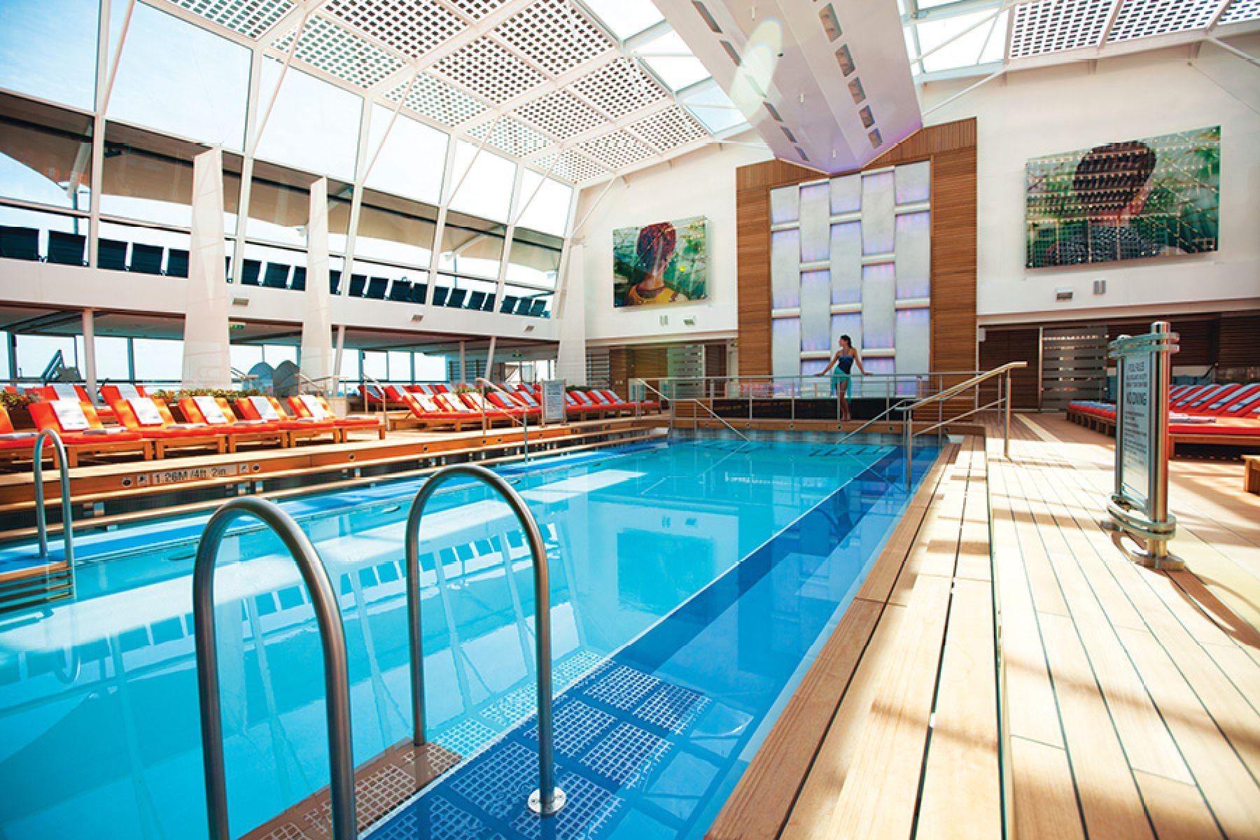 крытый бассейн на борту Celebrity Silhouette