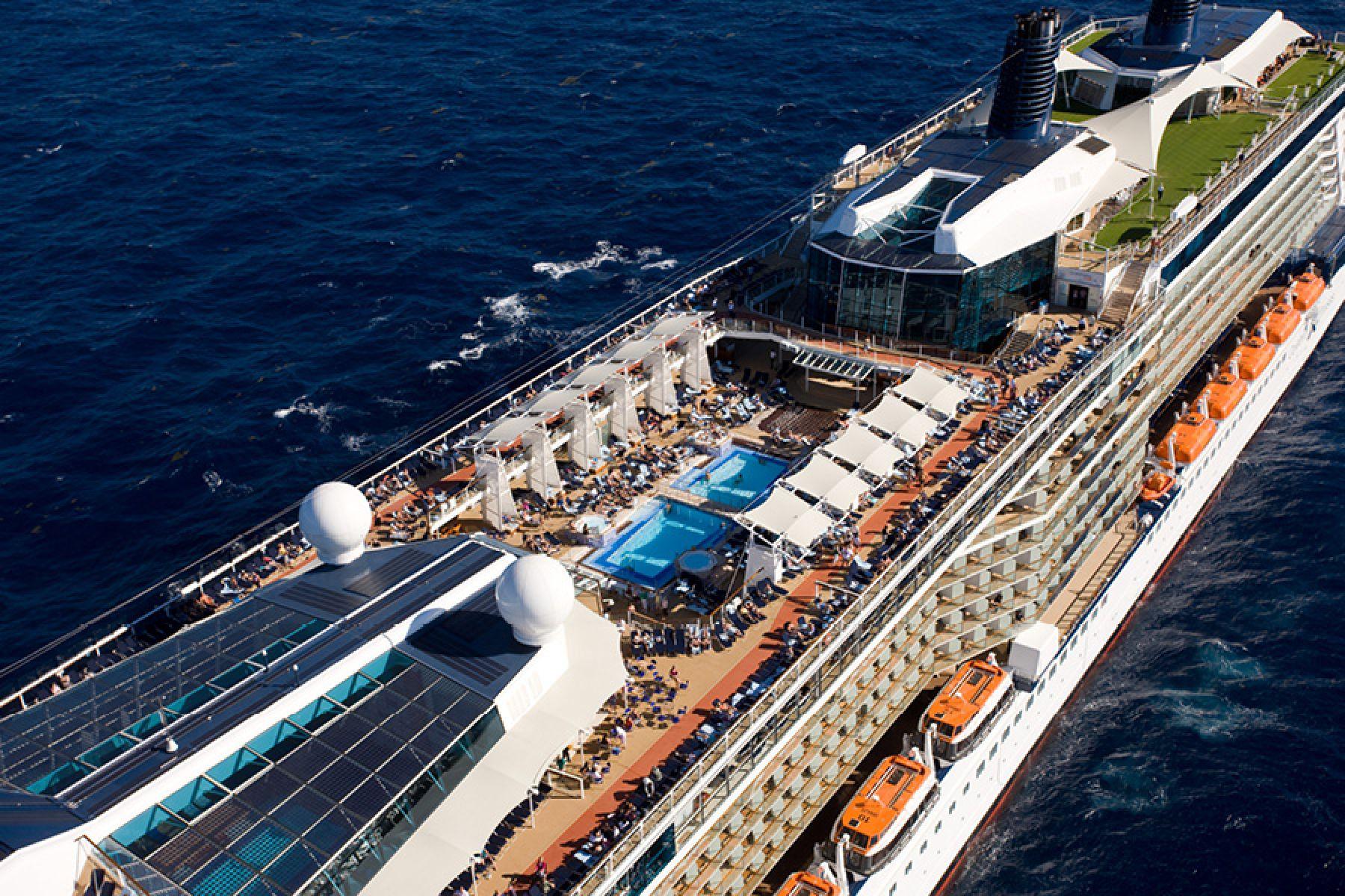 вид сверху на лайнер Celebrity Solstice