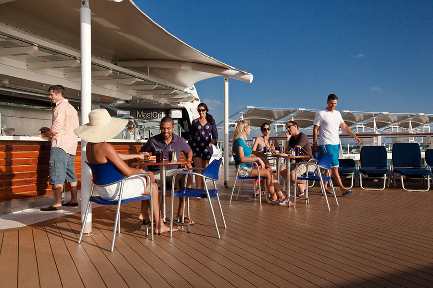 один из баров на борту Celebrity Solstice