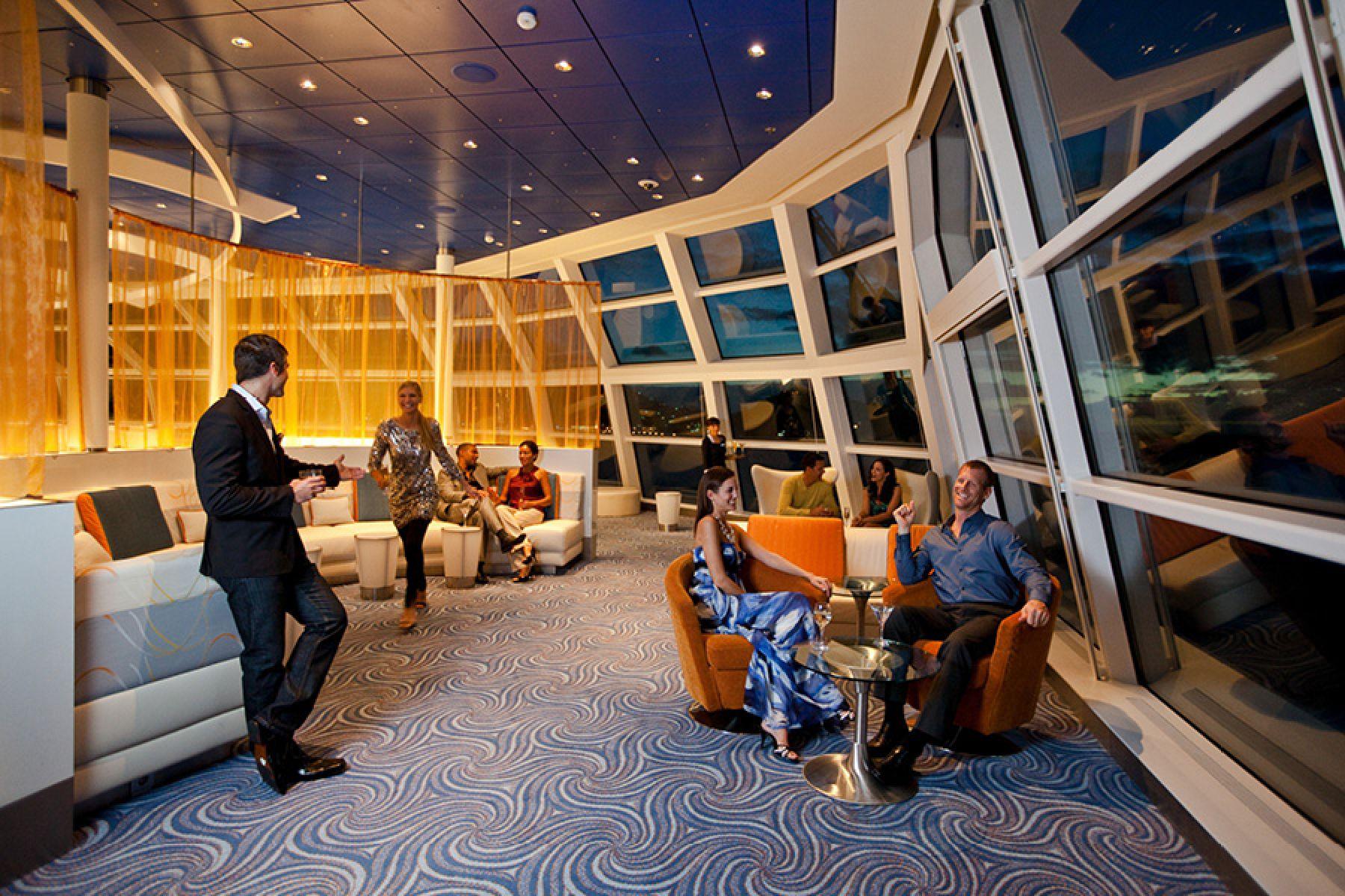 Один из баров на борту Celebrity Solstice