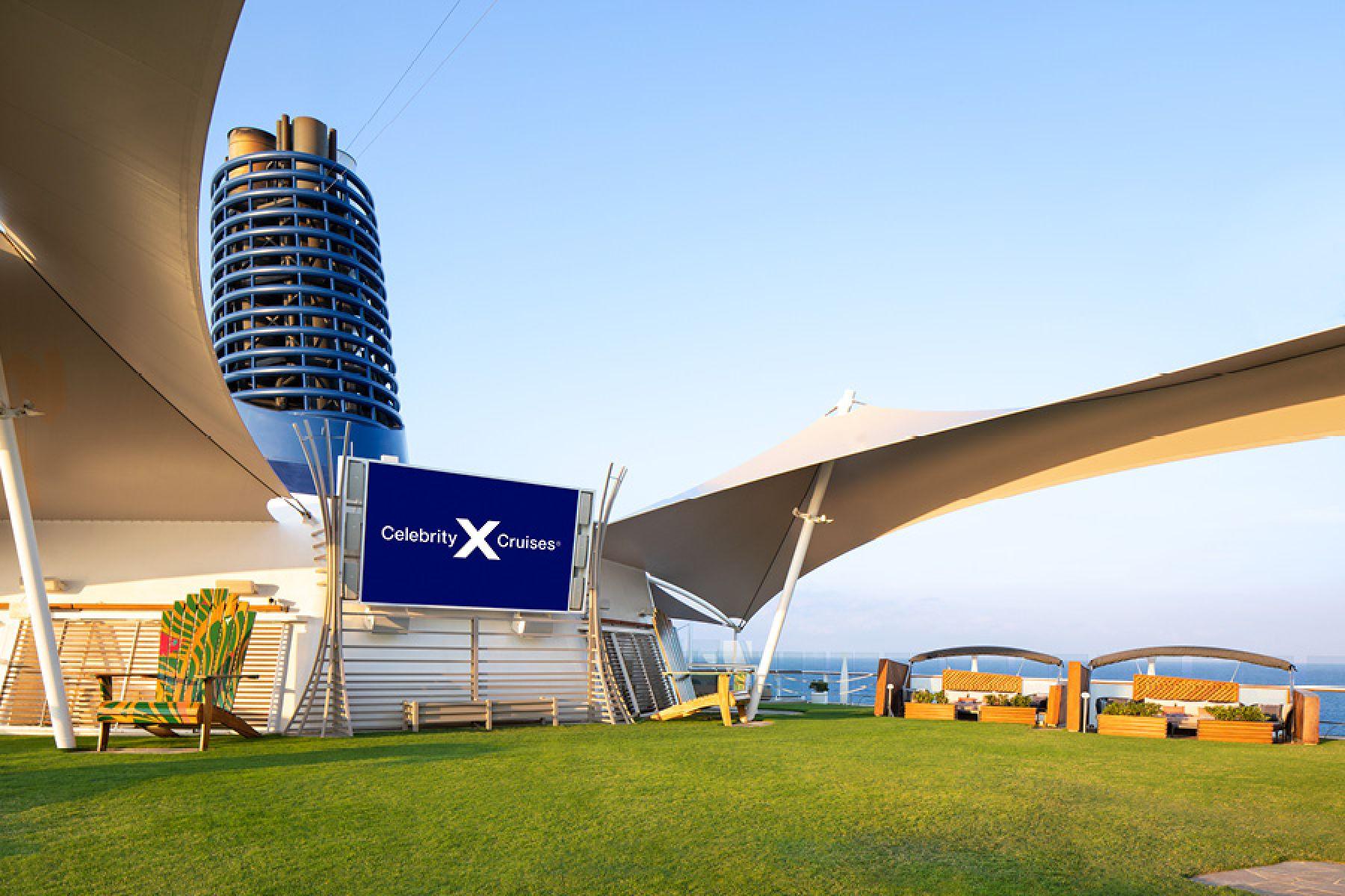 лужайка на верхней палубе на борту Celebrity Silhouette