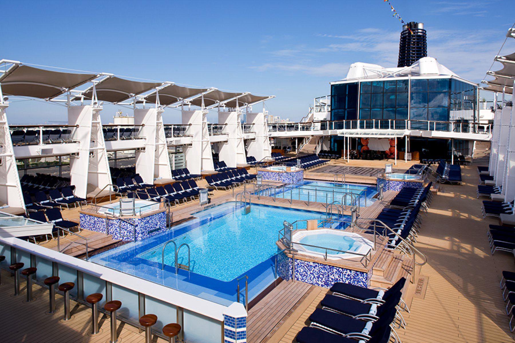 Бассейн на борту Celebrity Solstice