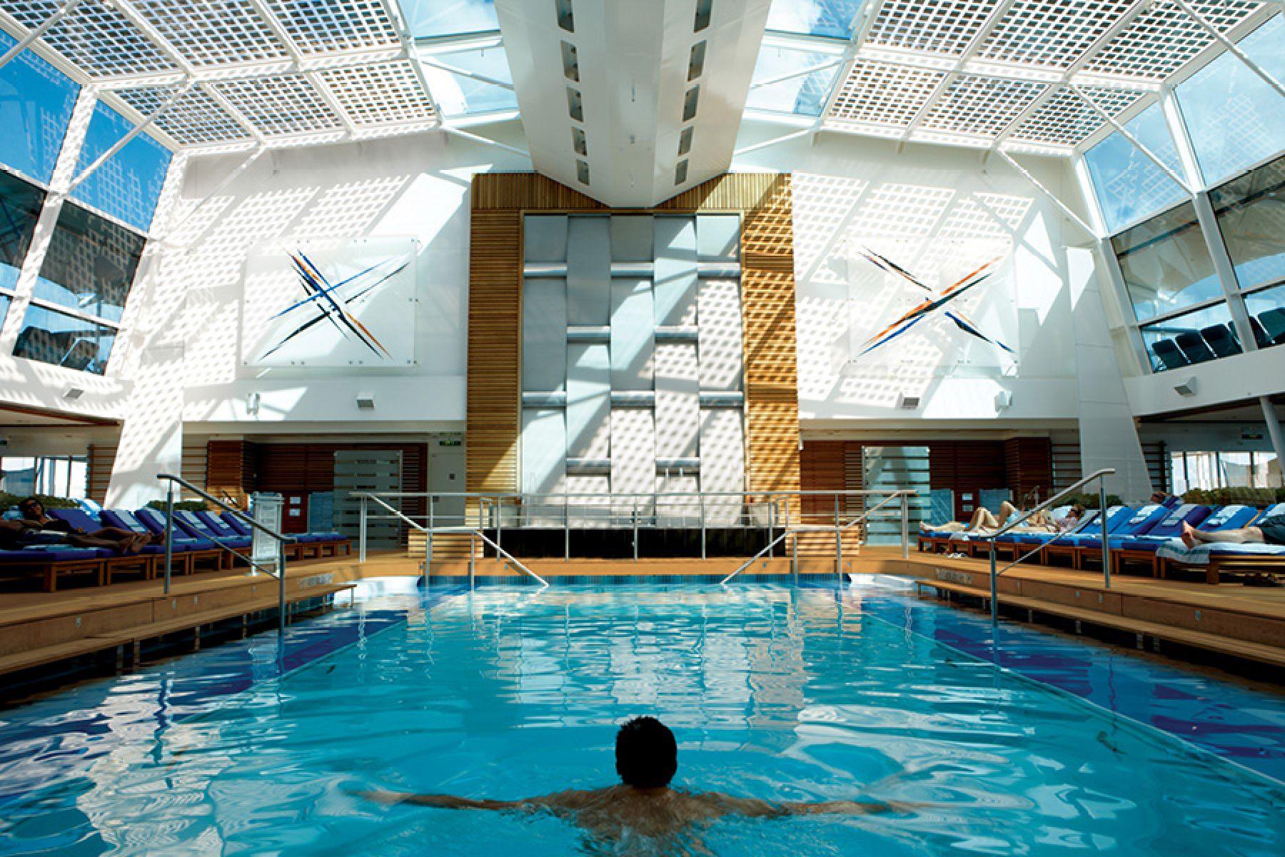 крытый бассейн на борту Celebrity Equinox