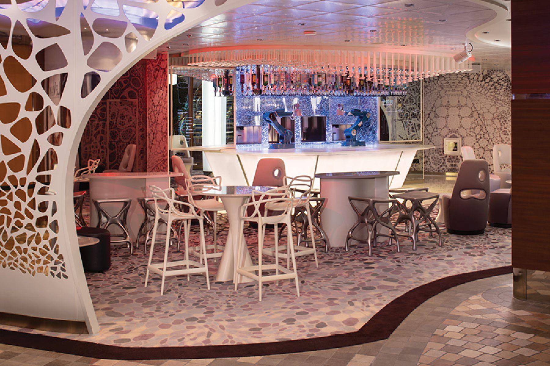 Бармены роботы на Oasis of the Seas