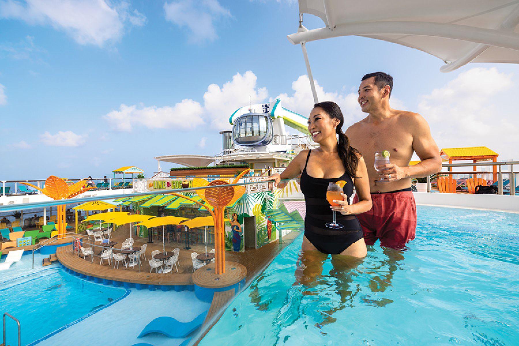 В бассейне на лайнере Odyssey of the Seas