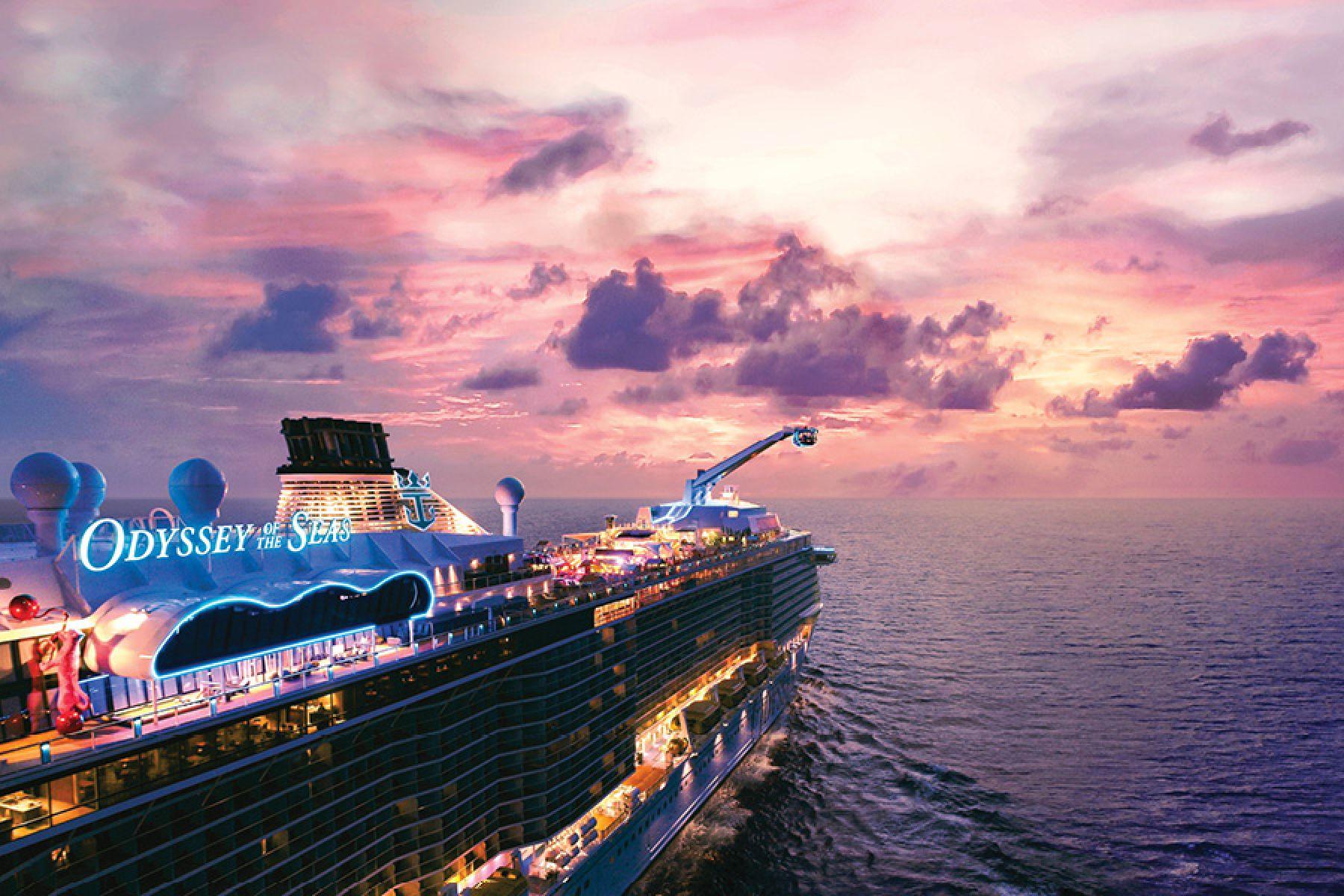 Лайнер Odyssey of the Seas на закате
