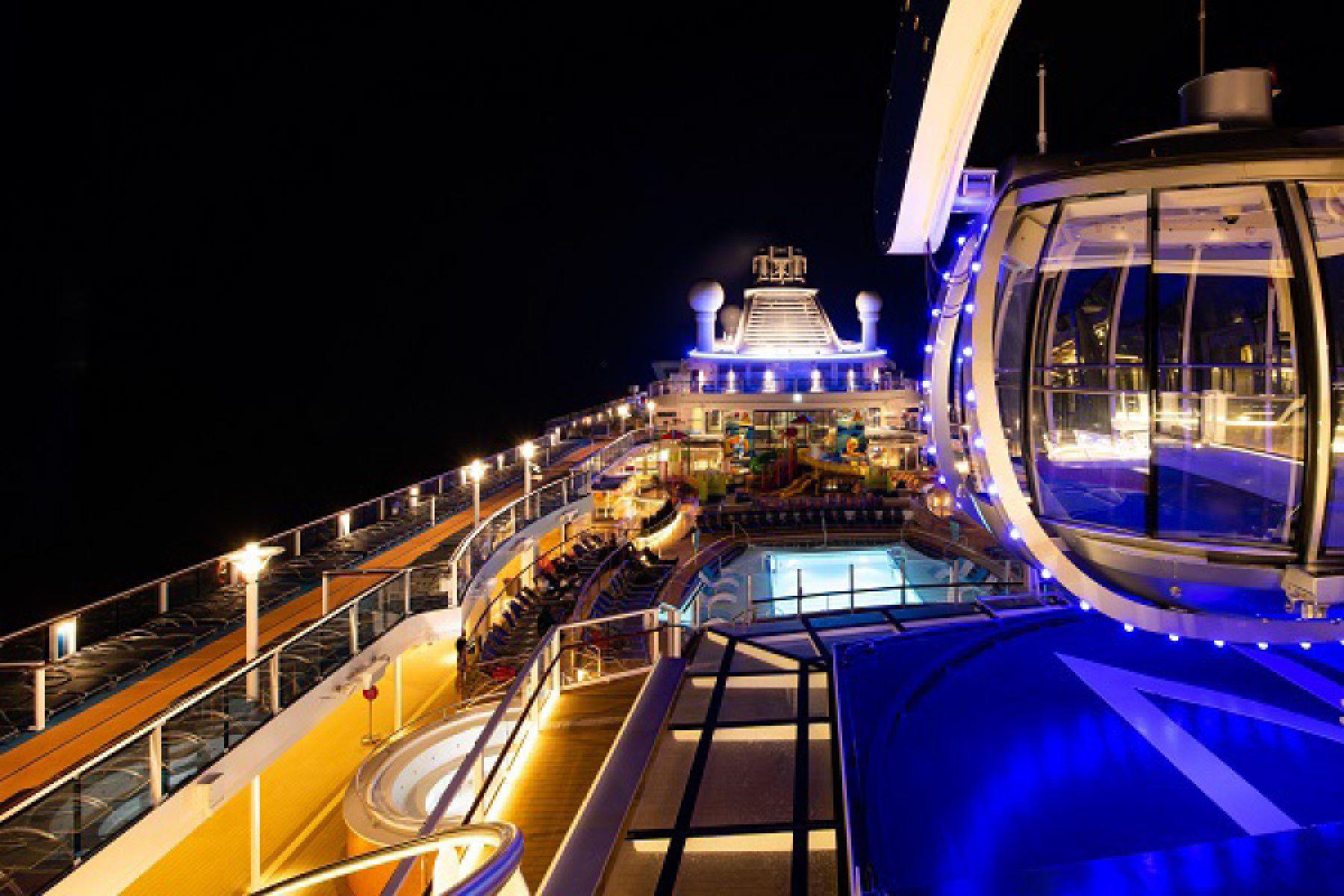 Вечером на открытой палубе на Spectrum of the Seas