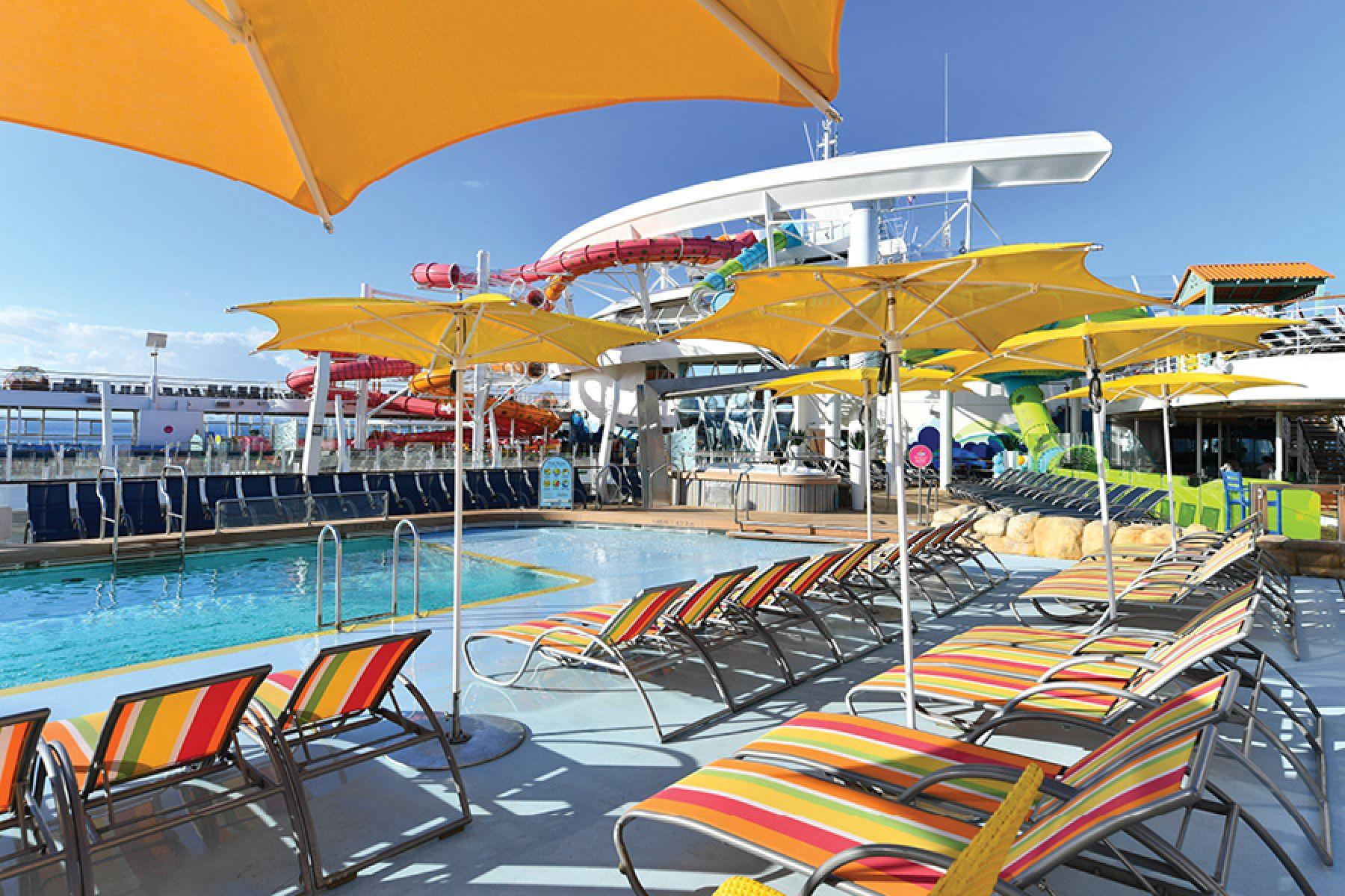 Один из бассейнов на Oasis of the Seas