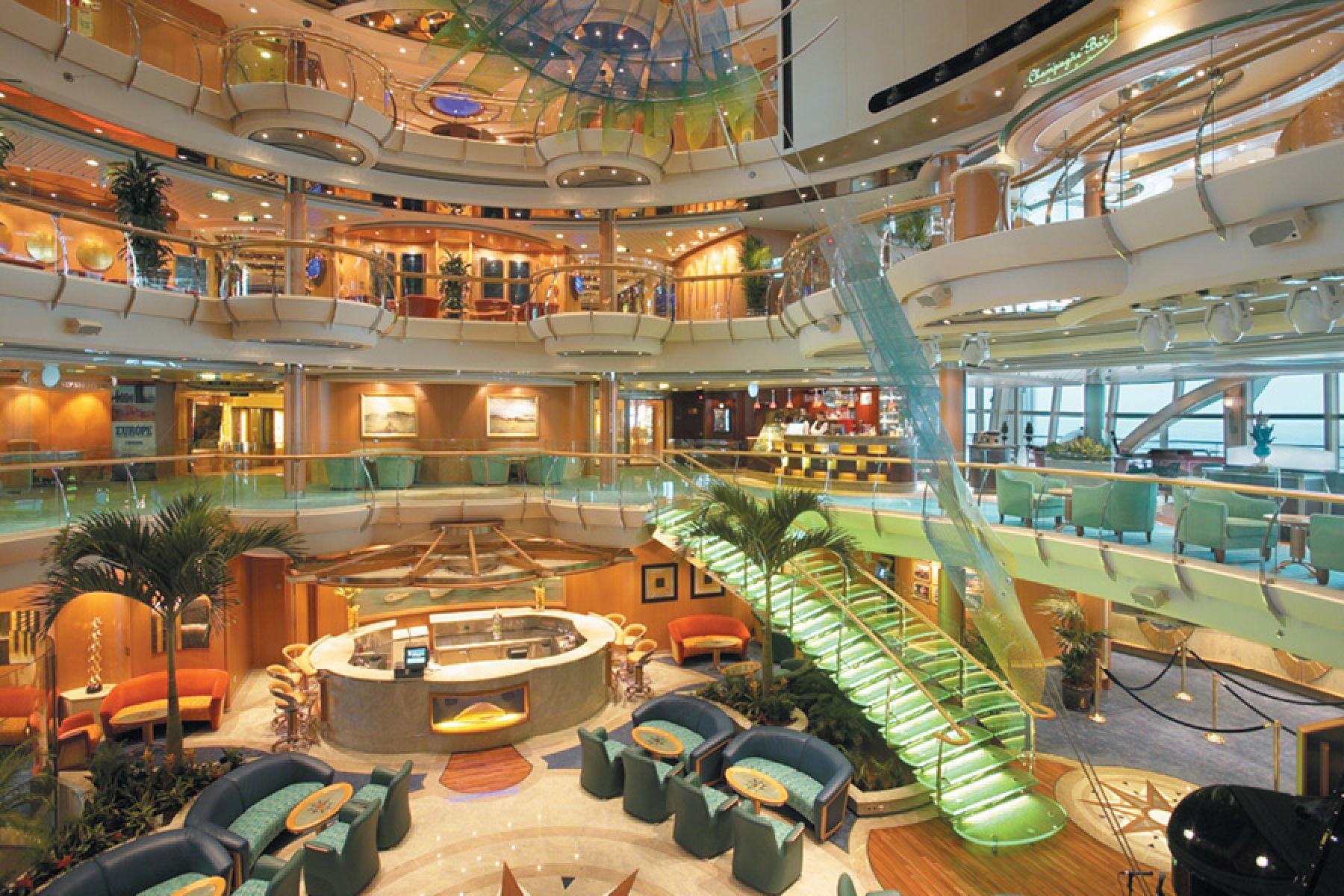 Атриум на Serenade of the Seas