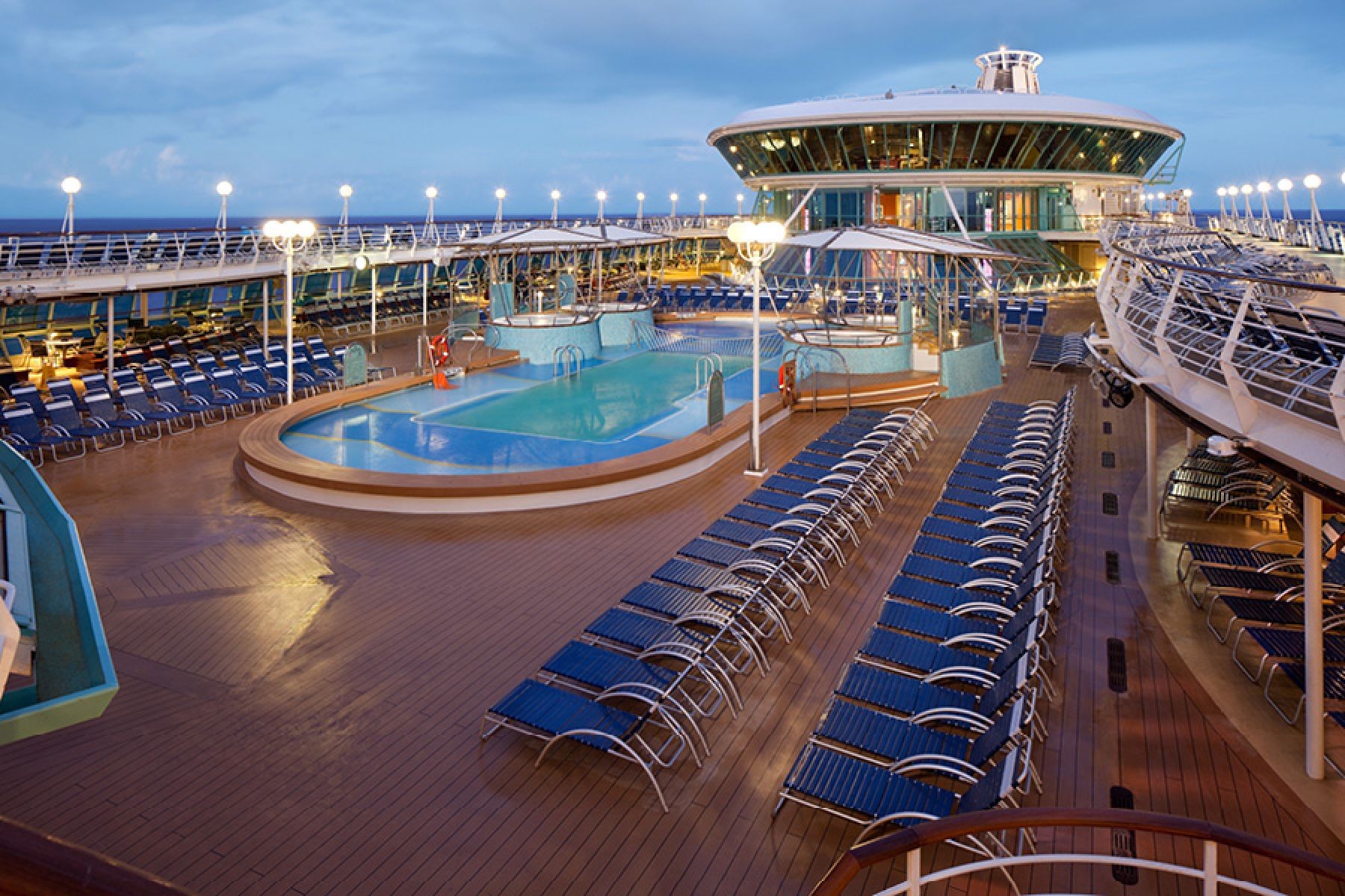 Открытый бассейн на Enchantment of the Seas