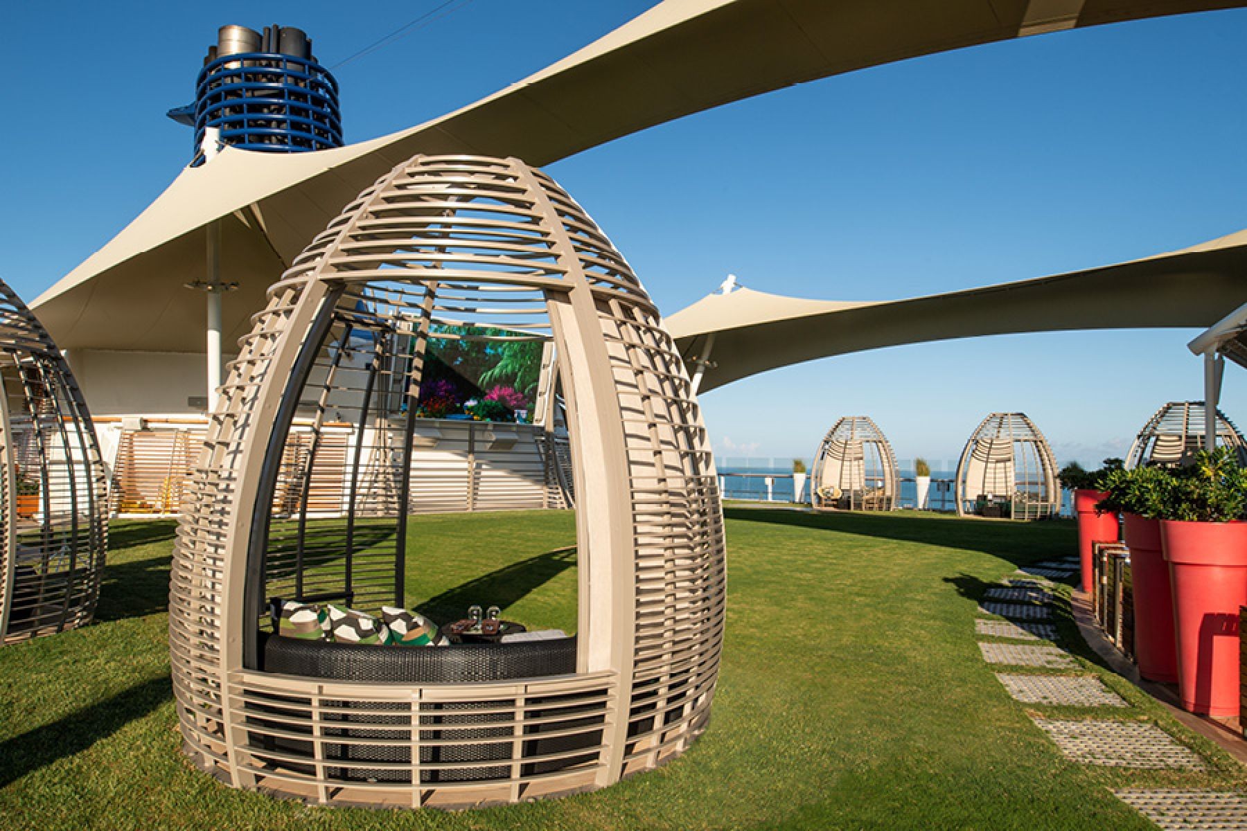 lawn club на борту Celebrity Equinox