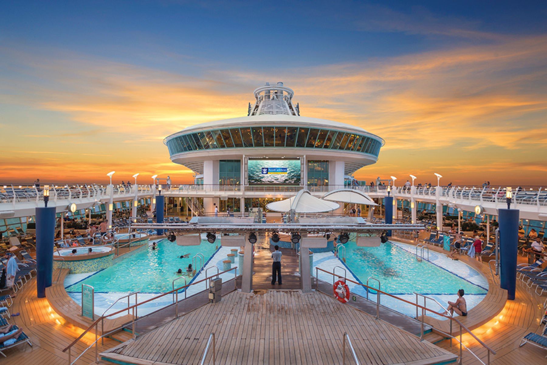Открытый бассейн на лайнере Adventure of the Seas