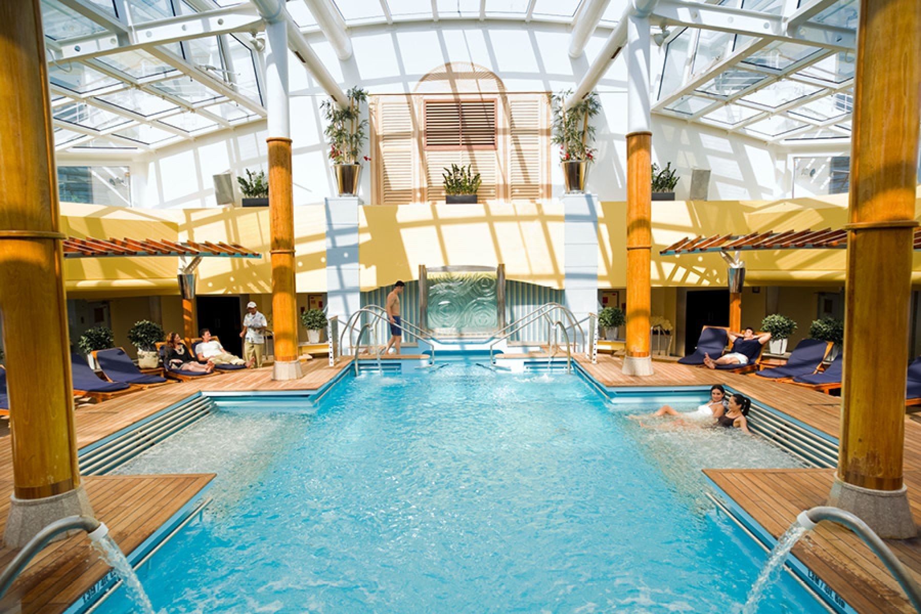 крытый бассейн на борту Celebrity Constellation